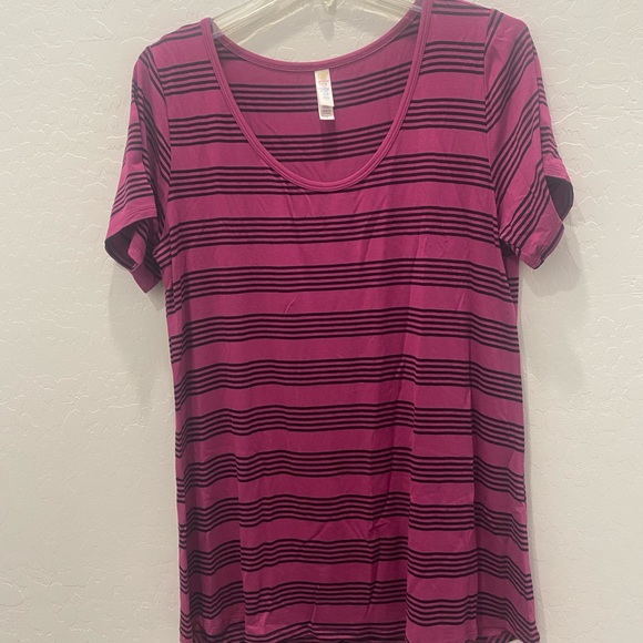 LuLaRoe Classic tee - Picture 1 of 4